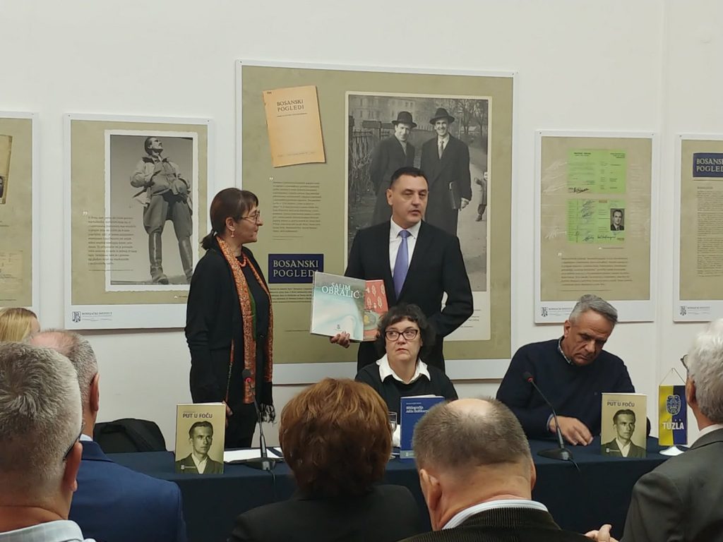 v.d.direktorica Amina Rizvanbegović Džuvić uručuje likovne monografije